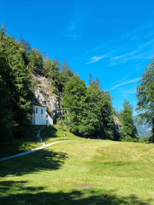 Die idyllische Falkensteinkapelle ist immer einen Besuch wert - 4 Berge 3 Seen, Bäume, Etappe 2, Falkensteinkirche, Gebäude, Kirche, Salzkammergut, Weg, Wiese - (Fürberg, Gschwand, Salzburg, Österreich)