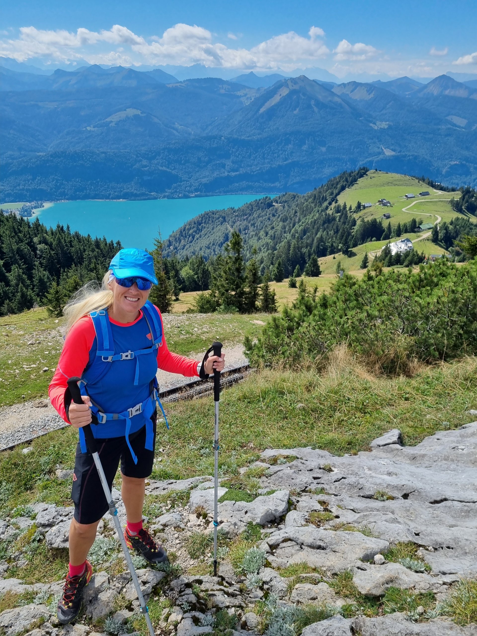 Den Gipfel in Sicht ist ein Lächeln Pflicht! - 4 Berge 3 Seen, Alpenvorland, Etappe 2, Kalkalpen, Personen, Salzkammergut, Salzkammergut-Berge, Schafberg, Schafbergalm, Tourismusziel, Wolfgangsee, Wolfgangsee-Region - WEISSINGER Sofia - (Winkl, Gschwand, Salzburg, Österreich)