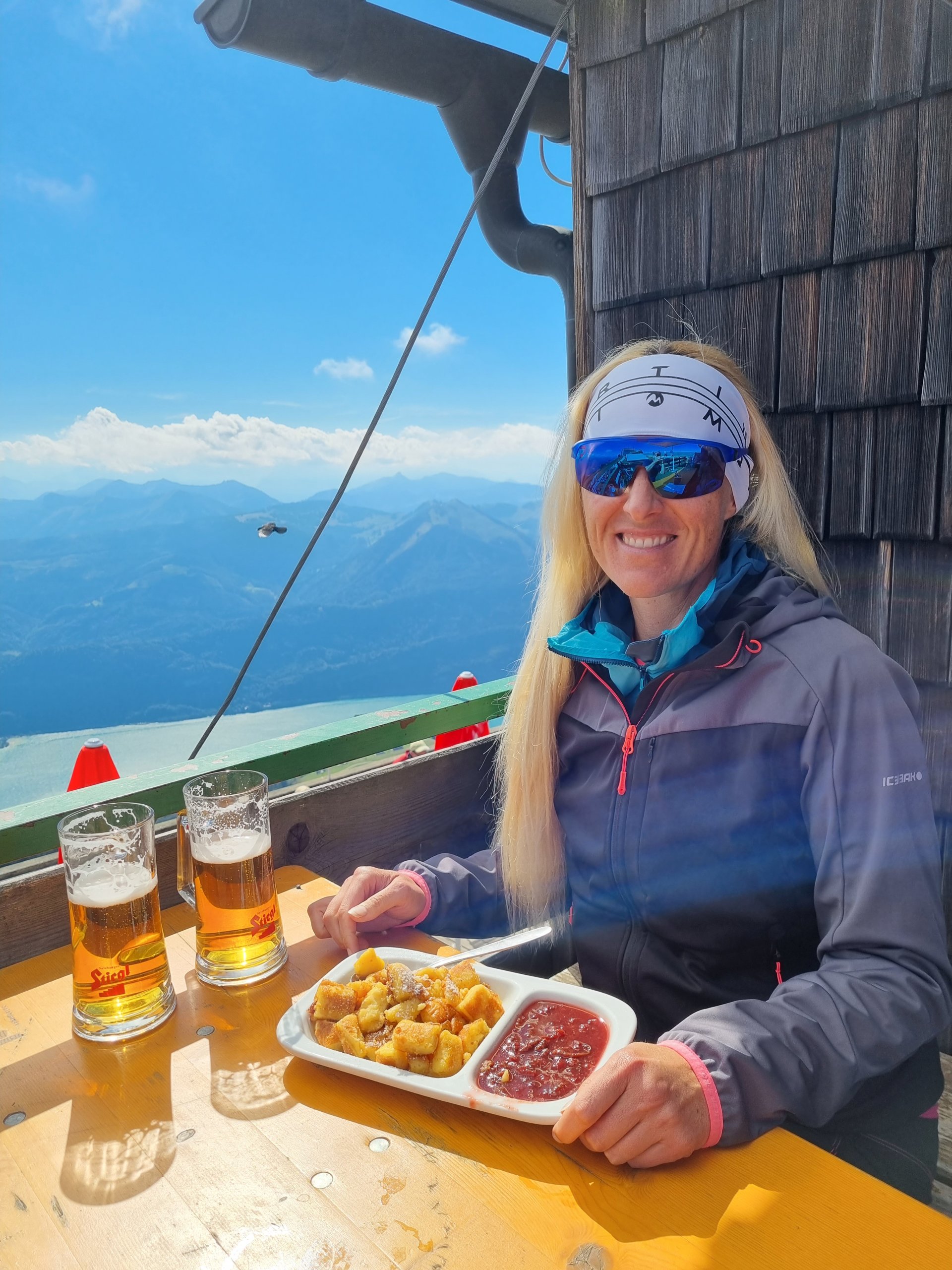 Dieser Ausblick is ka Schmarrn! - 4 Berge 3 Seen, Alpen, Alpenvorland, Essen, Etappe 2, Gemütlichkeit, Himmelspforte-Hütte, Kalkalpen, Personen, Salzkammergut, Salzkammergut-Berge, Schafberg, Schafbergspitze, Tourismusziel, Trinken - WEISSINGER Sofia - (Ort, Au, Oberösterreich, Österreich)