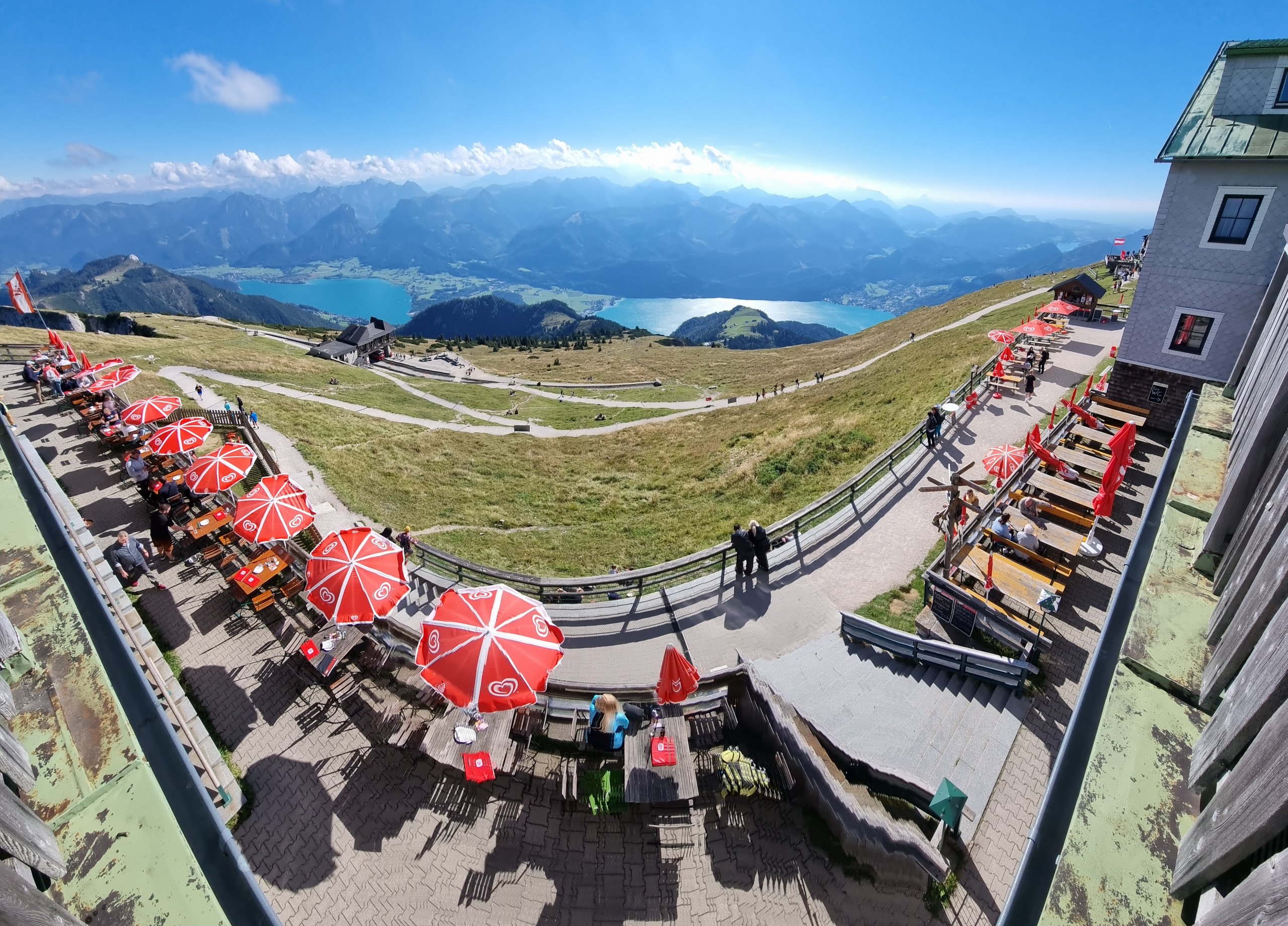 Das wundervolle Panorama vom Haus Schafbergspitze - 4 Berge 3 Seen, Alpen, Alpenvorland, Berge, Berglandschaft, Etappe 2, Fuschlsee, Gebirge, Kalkalpen, Panorama, Salzkammergut, Salzkammergut-Berge, Schafberg, Schafbergbahn, Schafbergspitze, Schutzhaus Schafberg, Terrasse, Tourismusziel, Wege, Wolfgangsee, Wolfgangsee-Region - (Ort, Au, Oberösterreich, Österreich)