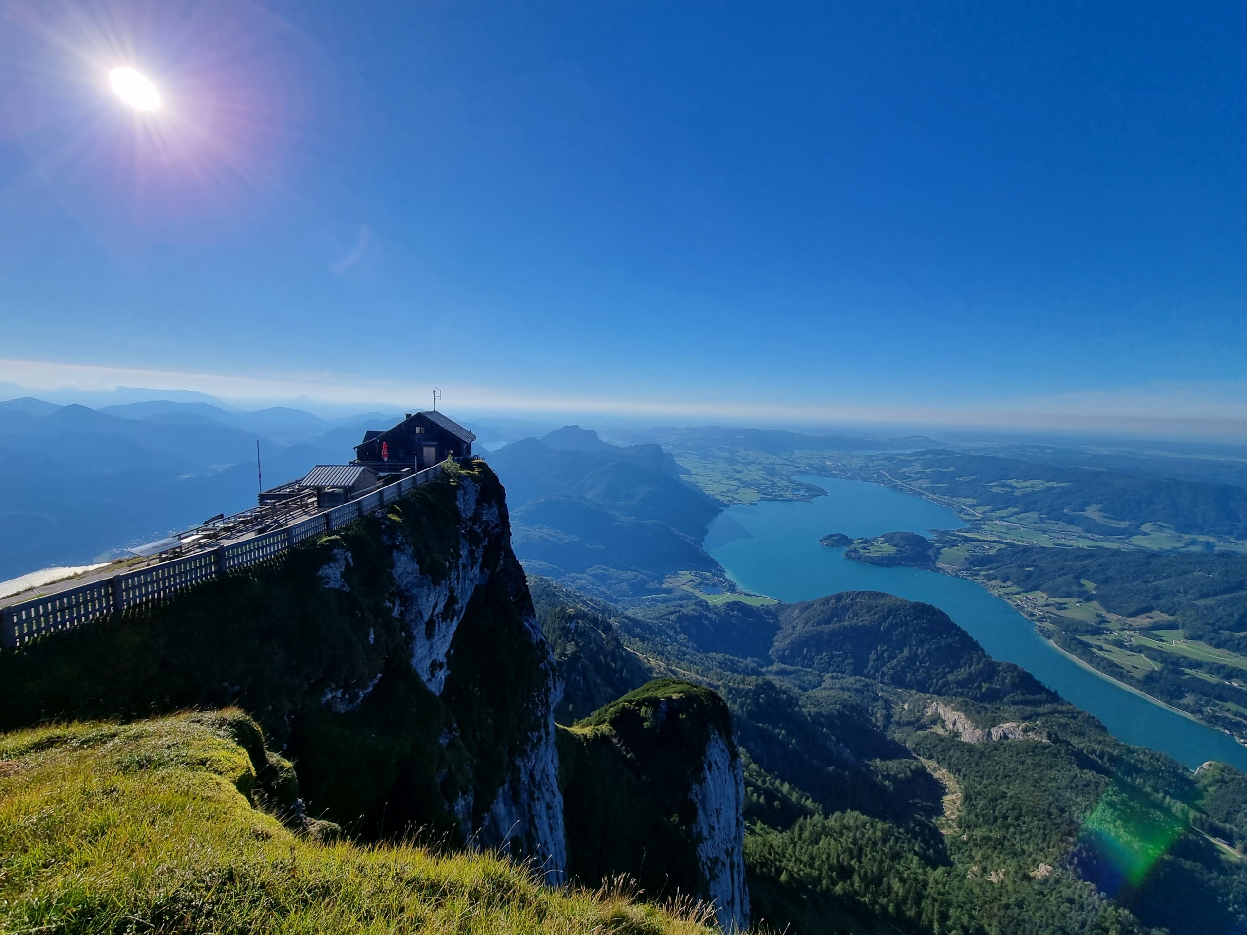 Beeindruckend thront die Himmelspforte am Adlerhorst - 4 Berge 3 Seen, Alpen, Alpenvorland, Ausblick, Aussicht, Etappe 2, Fernblick, Kalkalpen, Landschaft, Panorama, Salzkammergut, Salzkammergut-Berge, Schafberg, Schafbergspitze, Tourismusziel - (Ort, Au, Oberösterreich, Österreich)