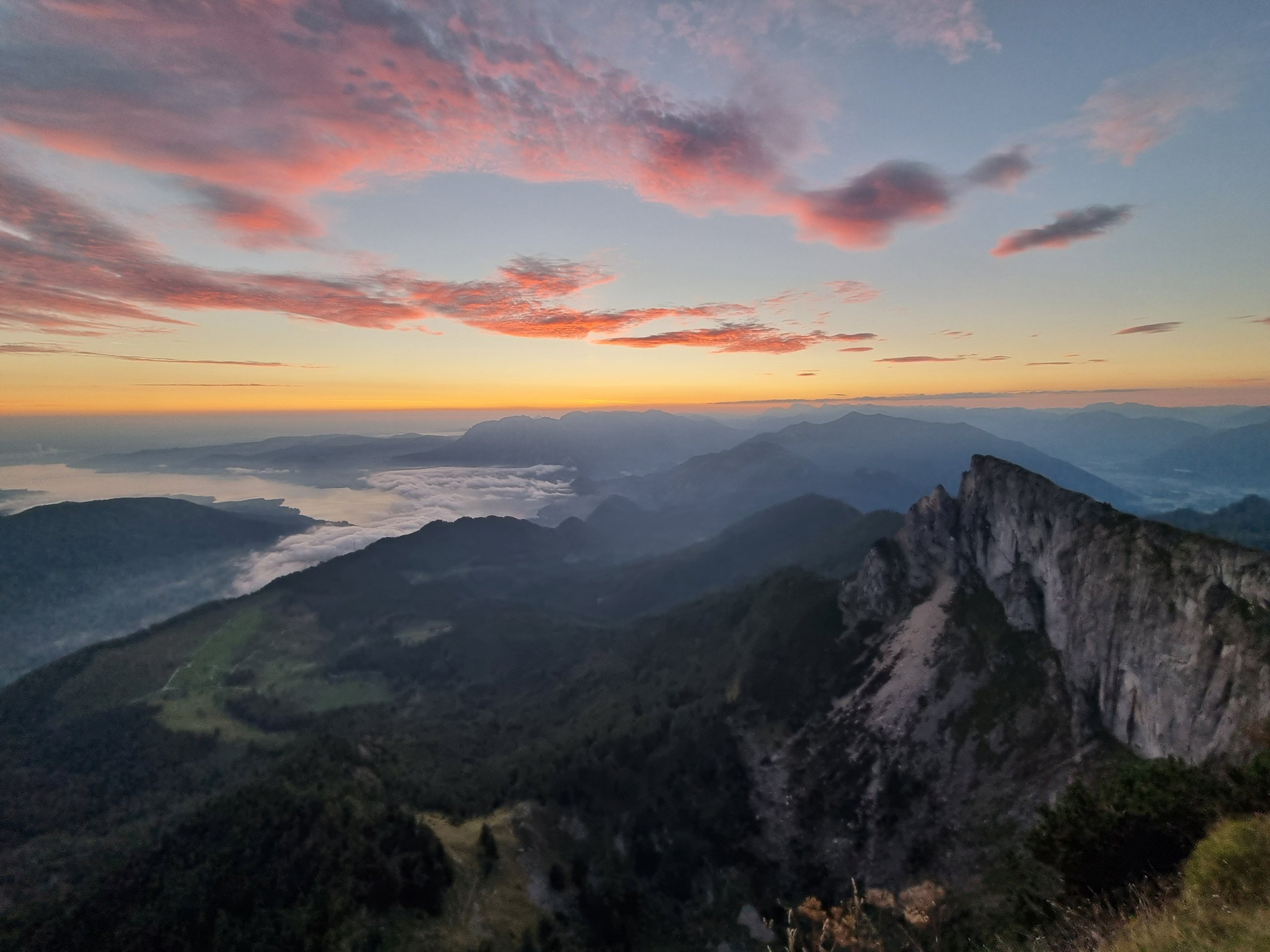 Pinke Morgenmomente auf der Schafbergspitze - 4 Berge 3 Seen, Alpen, Alpenvorland, Ausblick, Aussicht, Aussichtsberg, Etappe 2, Fernblick, Gipfel, Himmel, Kalkalpen, Landschaft, Morgenstimmung, Panorama, Salzkammergut, Salzkammergut-Berge, Schafberg, Schafbergspitze, Tourismusziel, Wahrzeichen, Wolken - (Ort, Au, Oberösterreich, Österreich)