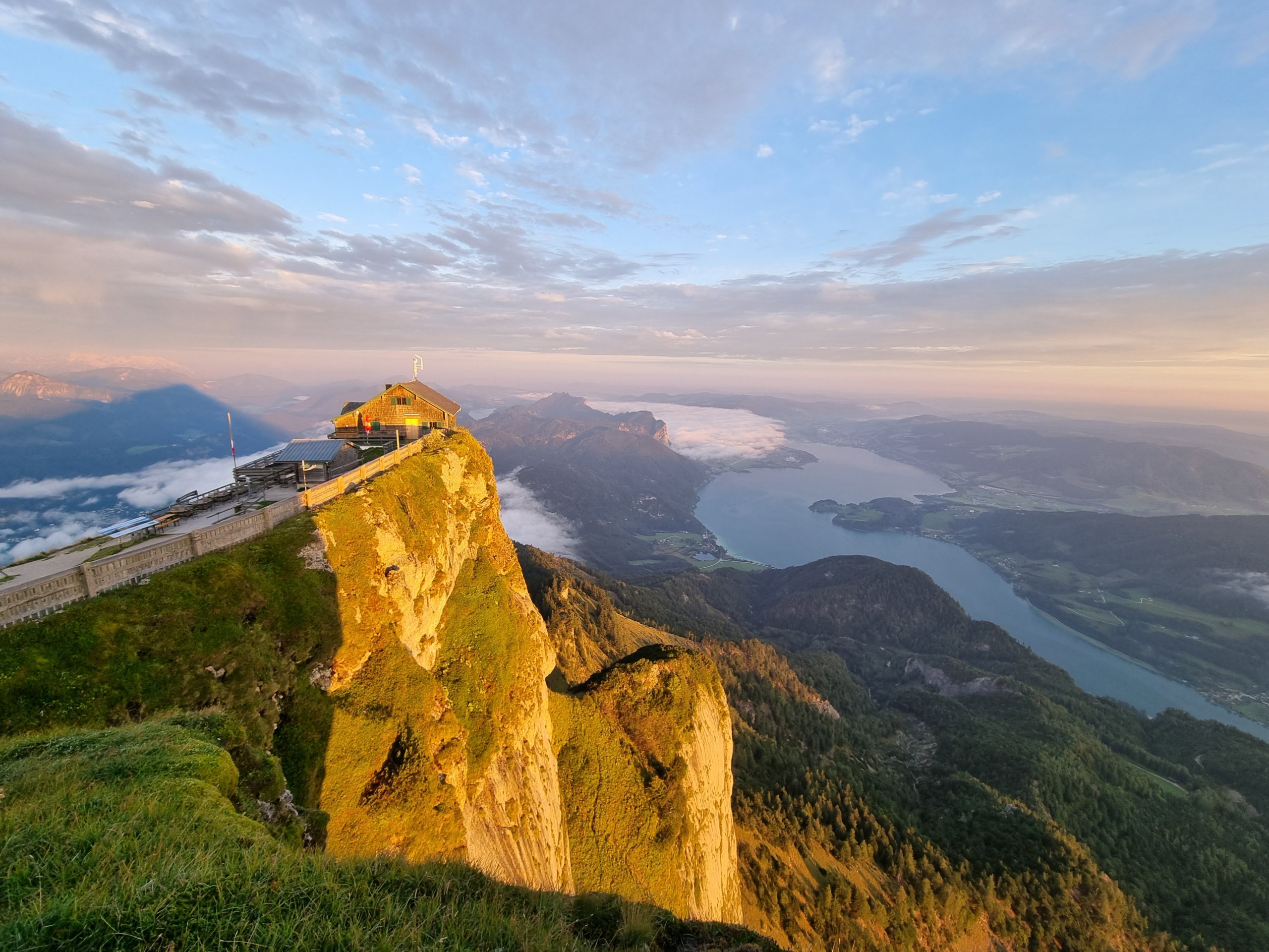 Goldene Morgenstund auf der Schafbergspitze - 4 Berge 3 Seen, Alpen, Alpenvorland, Ausblick, Aussicht, Aussichtsberg, Etappe 2, Felswände, Fernblick, Gebäude, Gipfel, Himmel, Himmelspforte-Hütte, Kalkalpen, Landschaft, Moondsee, Panorama, Salzkammergut, Salzkammergut-Berge, Schafberg, Schafbergspitze, Sonnenaufgang, Tourismusziel, Wahrzeichen, Wolken - (Ort, Au, Oberösterreich, Österreich)