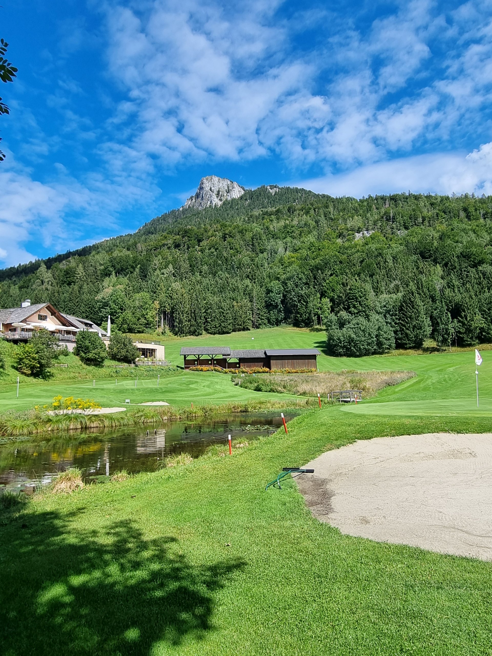 Der Schober schaut auf uns oba - 4 Berge 3 Seen, Ausblick, Aussicht, Berg, Etappe 4, Fernblick, Golf, Golfclub Waldhof, Golfplatz, Landschaft, Panorama, Salzkammergut, Schober, Teich, Wald, Waldhof Alm - (Schober, Fuschl am See, Salzburg, Österreich)